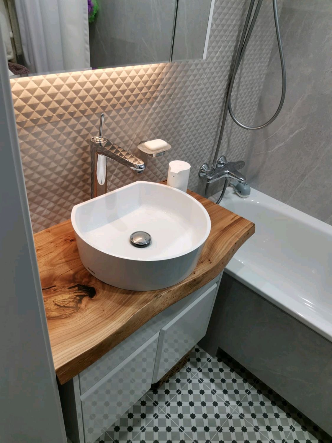 Оригинальные и практичные столешницы для умывальников в ванную