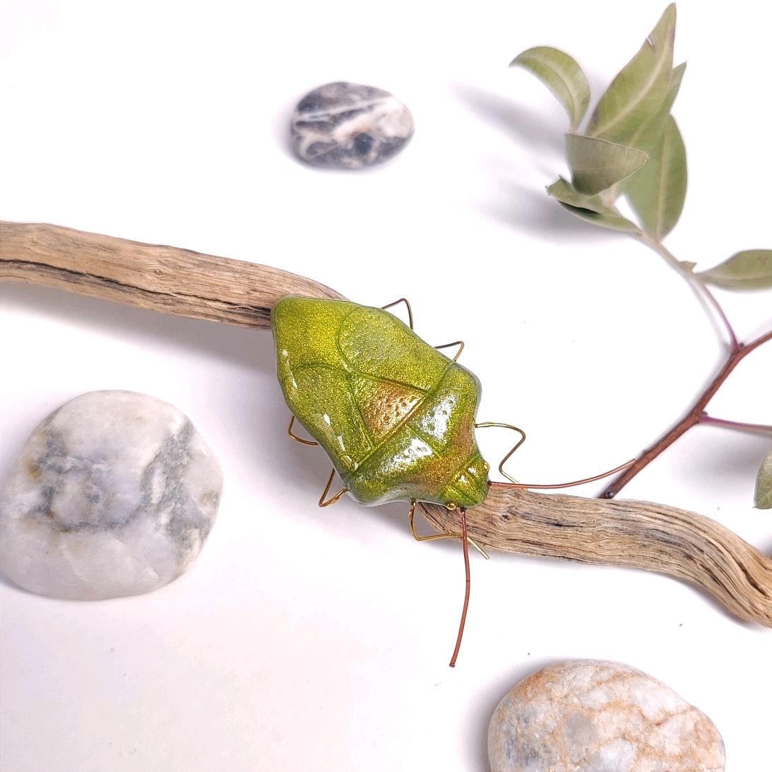 Маленький зеленый клоп. Green Shield Bug. Palomena Prasina (фигурка) в  интернет-магазине Ярмарка Мастеров по цене 425 ₽ – V1WP8RU | Статуэтки,  Москва - доставка по России