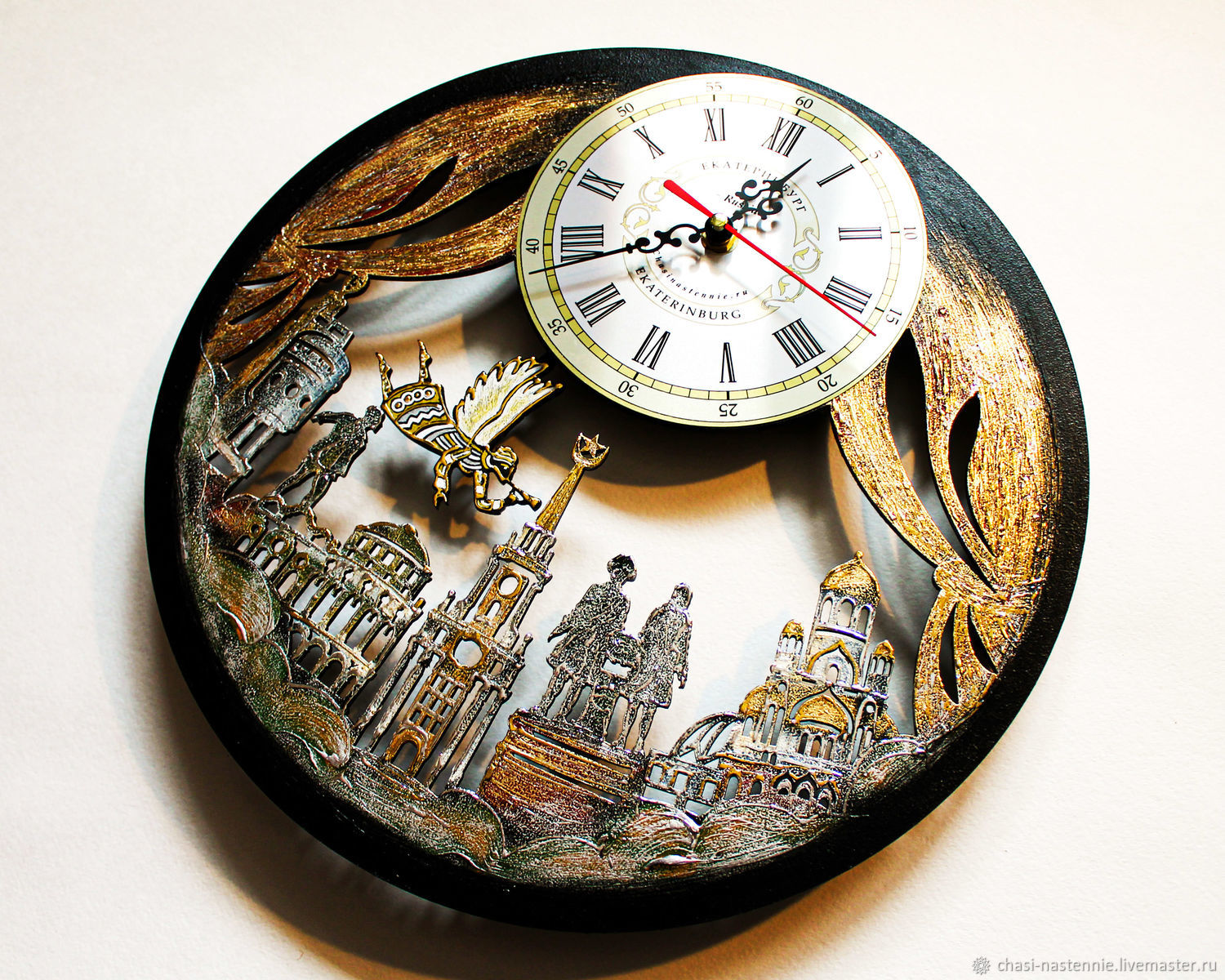 Сайт часов екатеринбург. Часы подарочные настенные. Часы в городе. Подарочные часы стенные. Часы Екатеринбург.