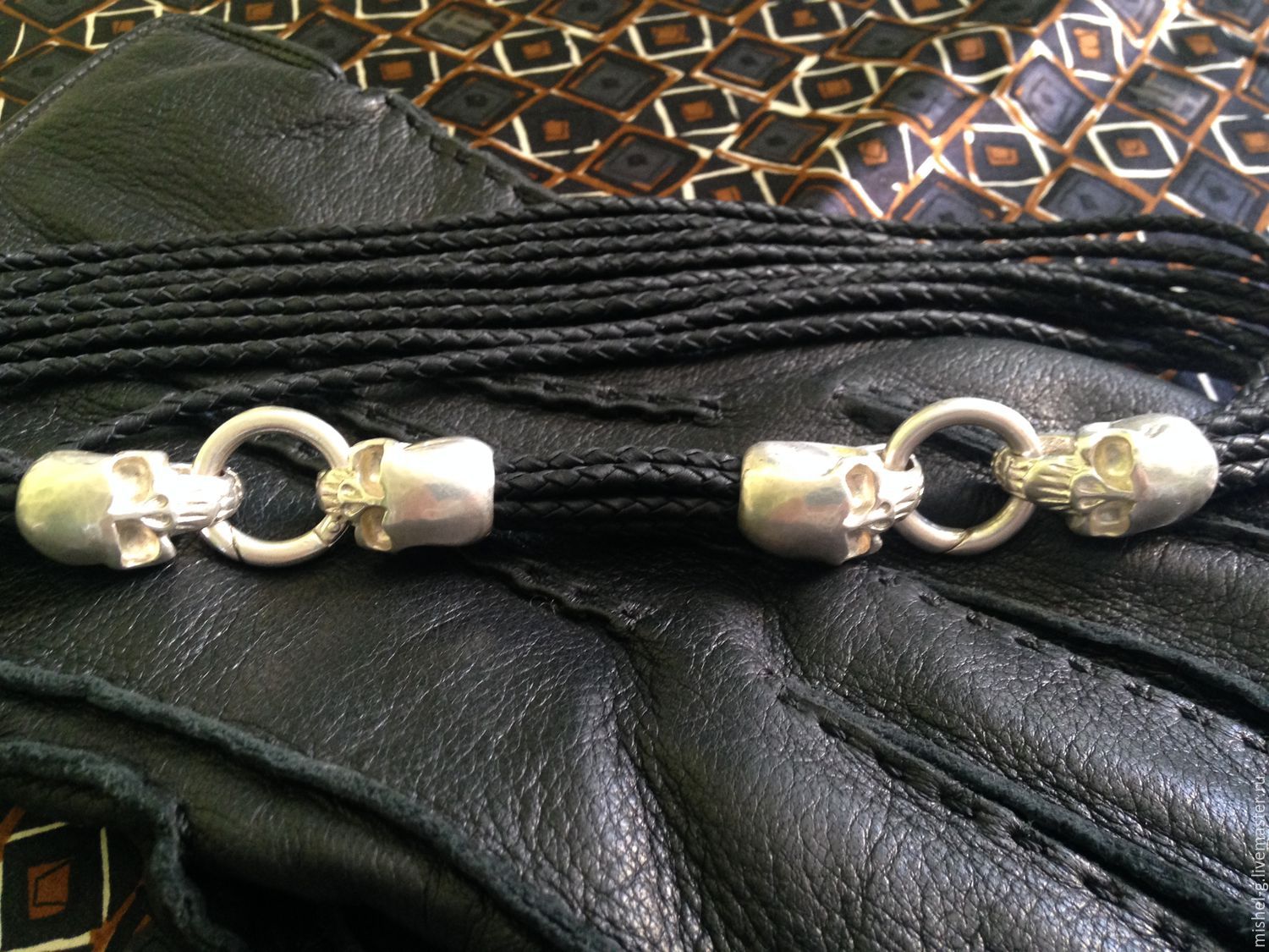 Кожаный браслет- колье с серебряными  черепами
