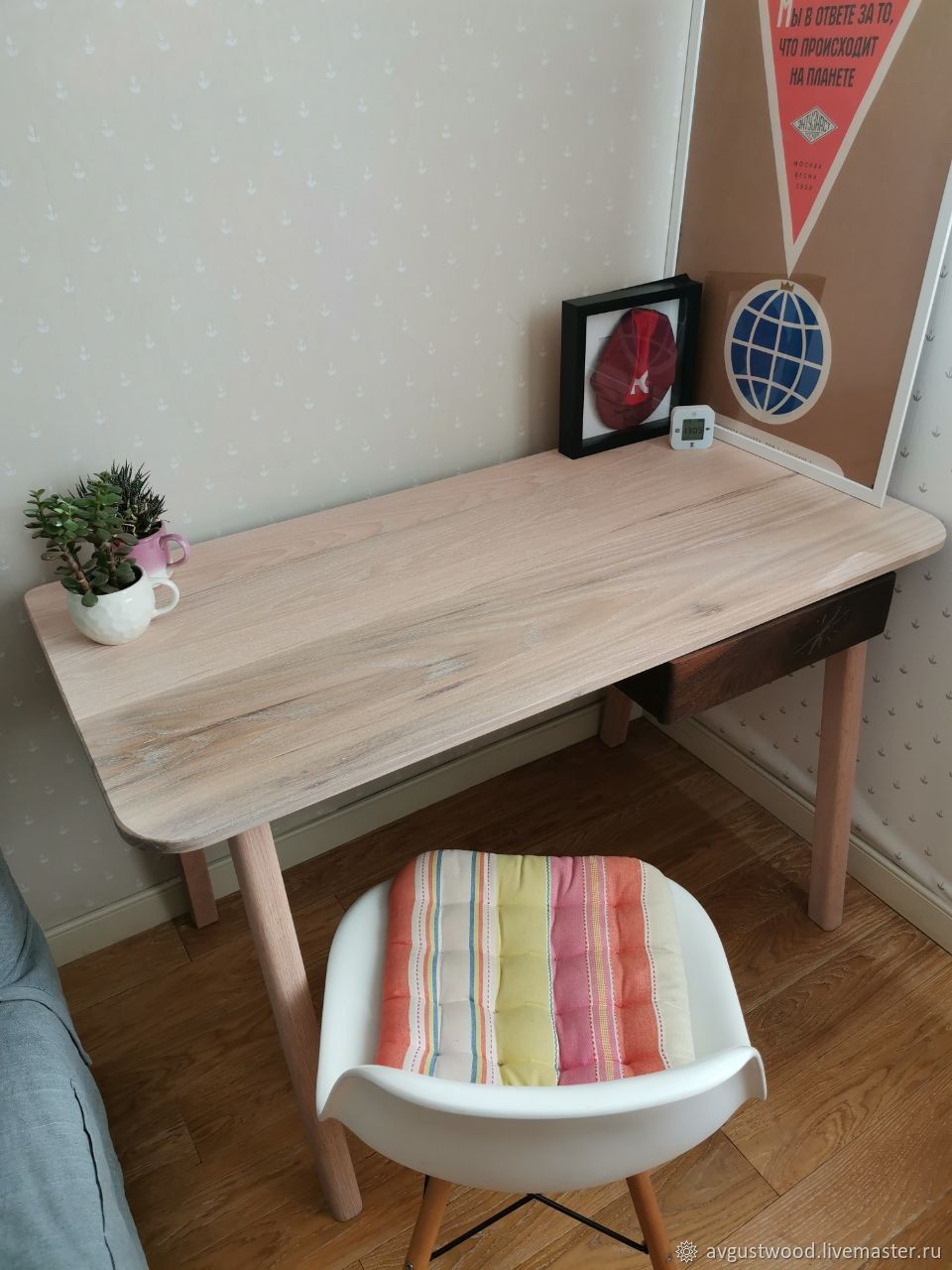 Письменный стол с контрастным ящиком в интернет-магазине Ярмарка ...