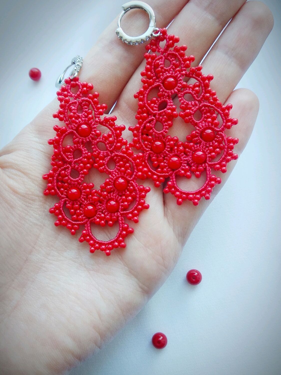 Красные кружевные серьги "Астра" с коралловыми бусинами в интернет ...