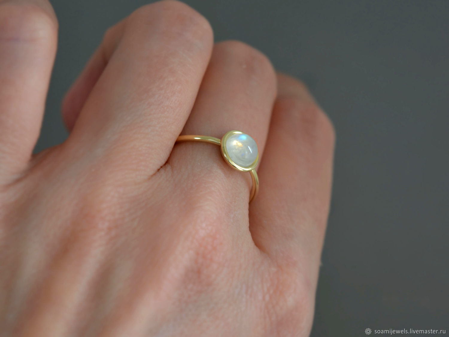 Кольца stone. Золотые кольца с лунным камнем 585. Кольцо Готланд с лунным камнем. Кольцо 585 с лунным камнем. Кольцо с маленьким овальным камнем.