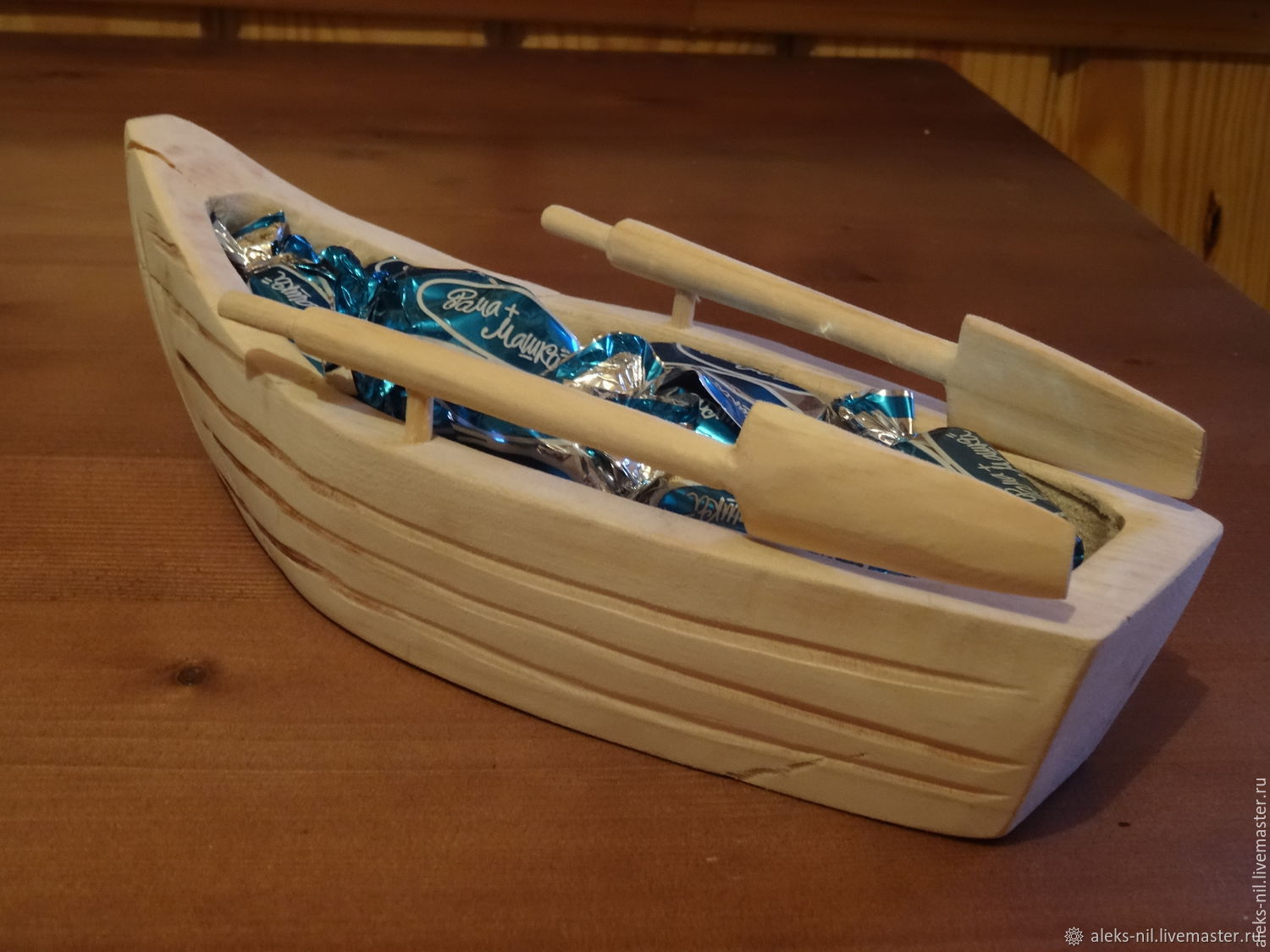 Лодка из дерева конфетница