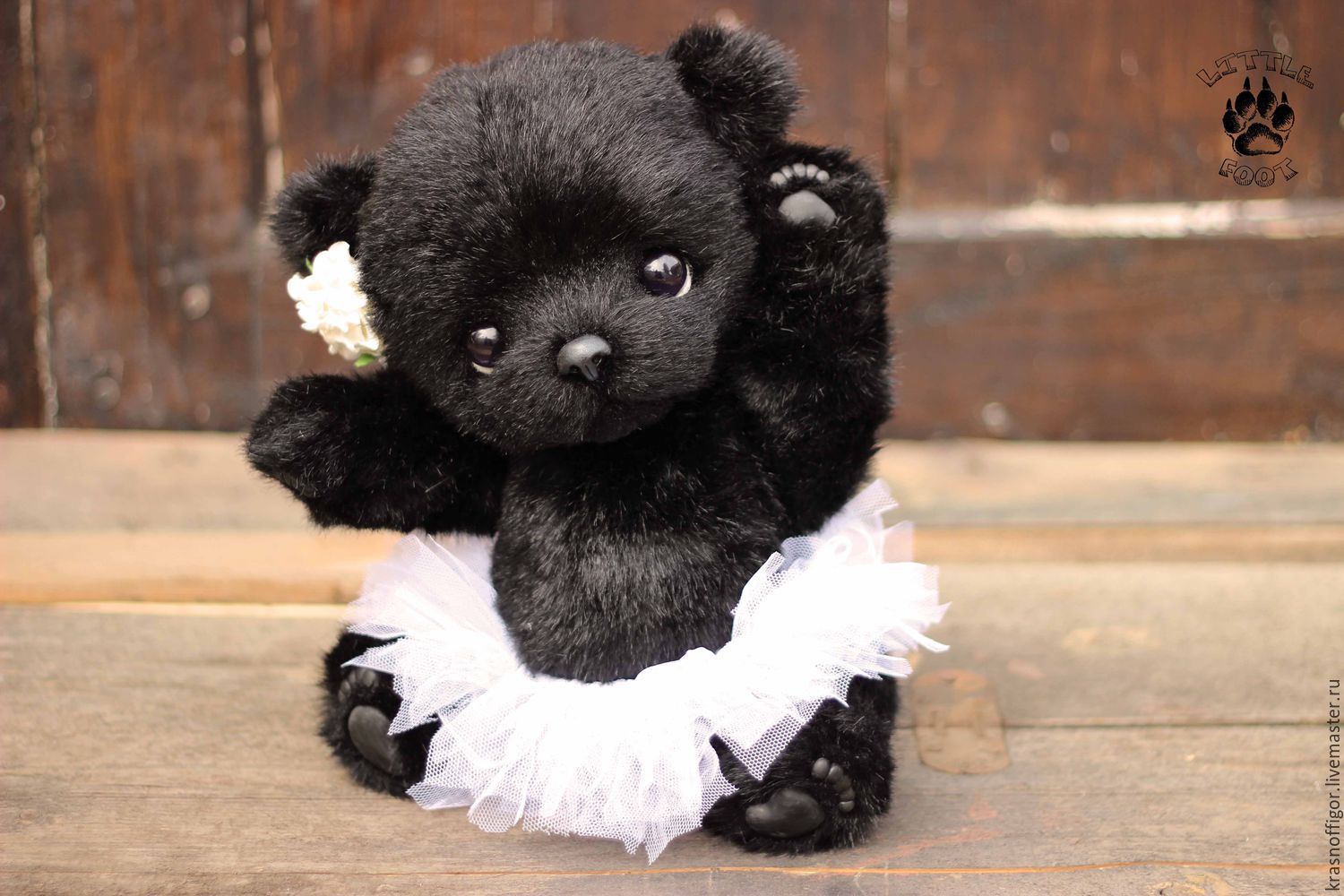Черно плюшевая. Черный плюшевый мишка. Черный Медвежонок мягкая игрушка. Черный мишка Тедди. Чёрный медведь игрушка.