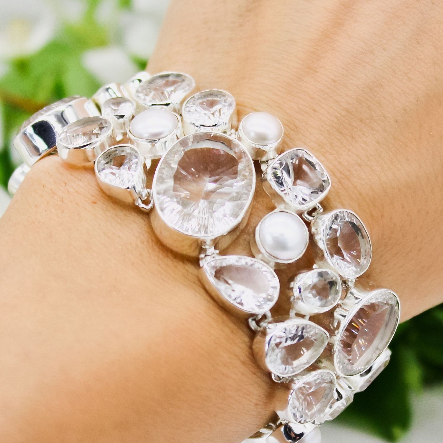 Женские браслеты из серебра с камнями