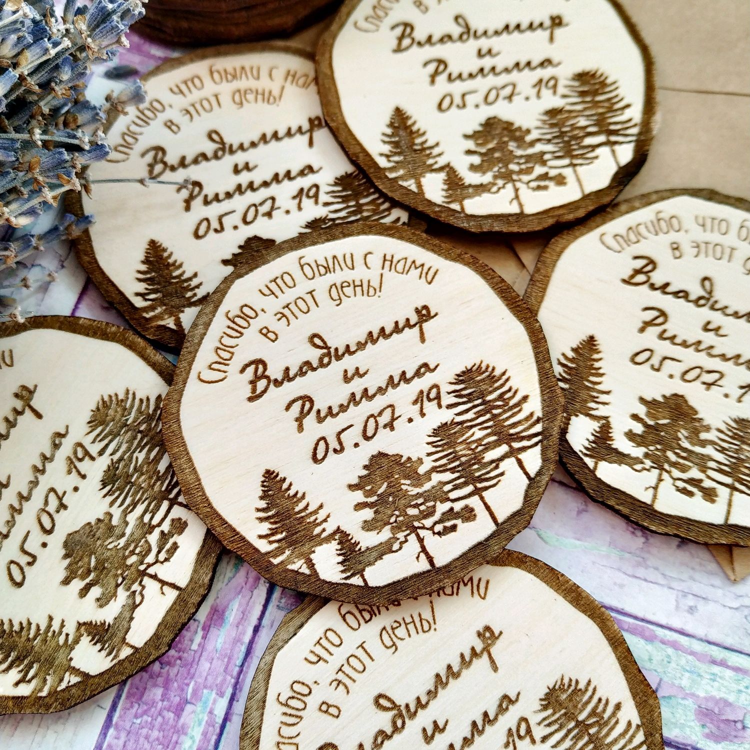 Просто сувенир. Деревянные магнитики на свадьбу. Магнит деревянный. Деревянные магниты на свадьбу для гостей. Деревянные магнитики на свадьбу гостям.