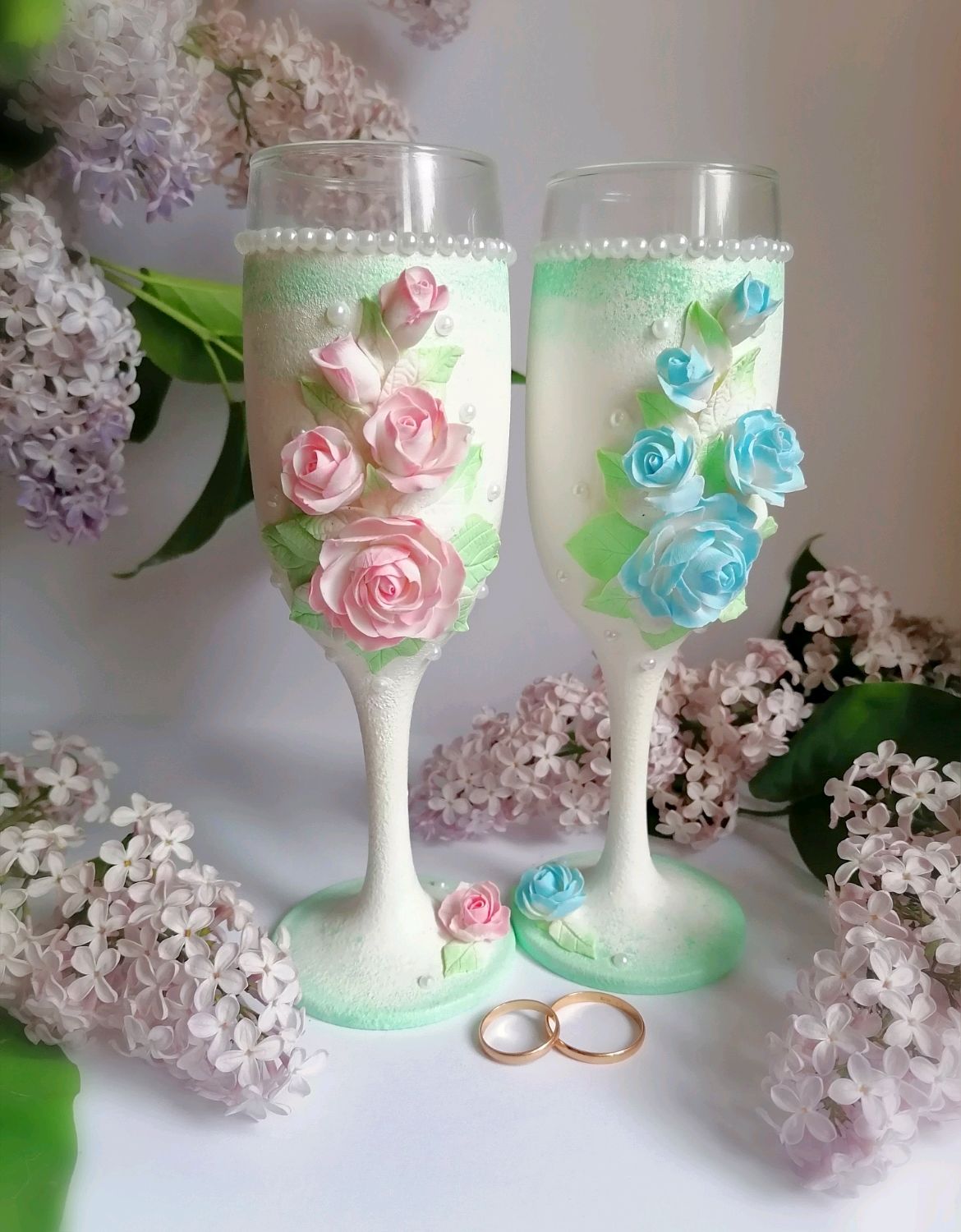 Свадебные бокалы для молодоженов с цветами из полимерной глины и росписью белого цвета