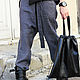 R00012
Льняные брюки из серого льна, свободный крой, заниженный шаговый шов. Комфортные брюки  на каждый день. Брюки с карманами .