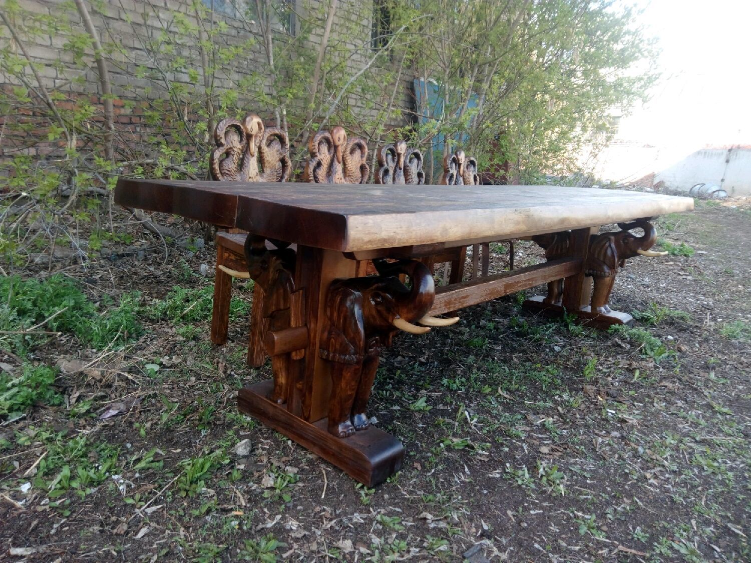 резной обеденный стол из массива дерева