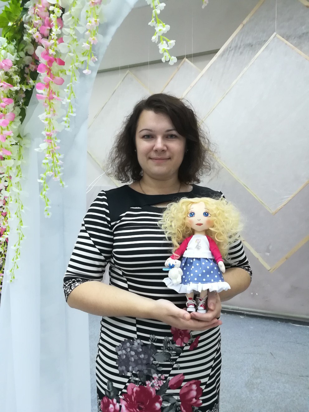 Мастер со своей куколкой.