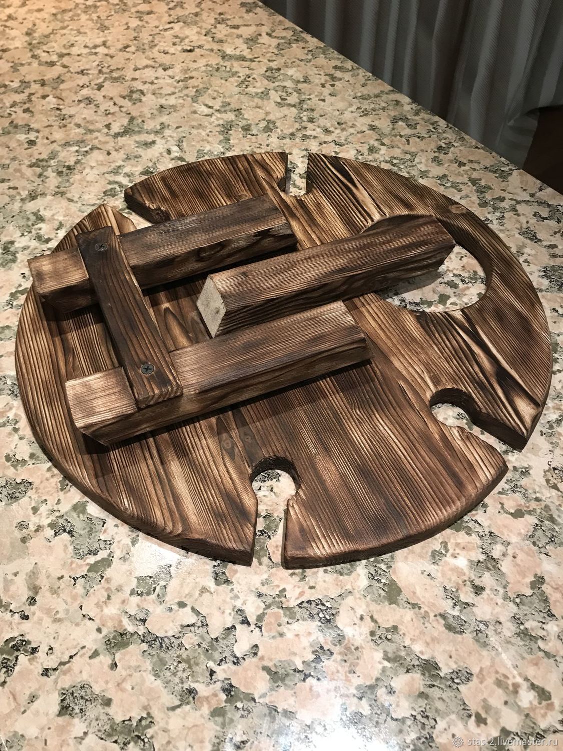 Винный столик из дерева
