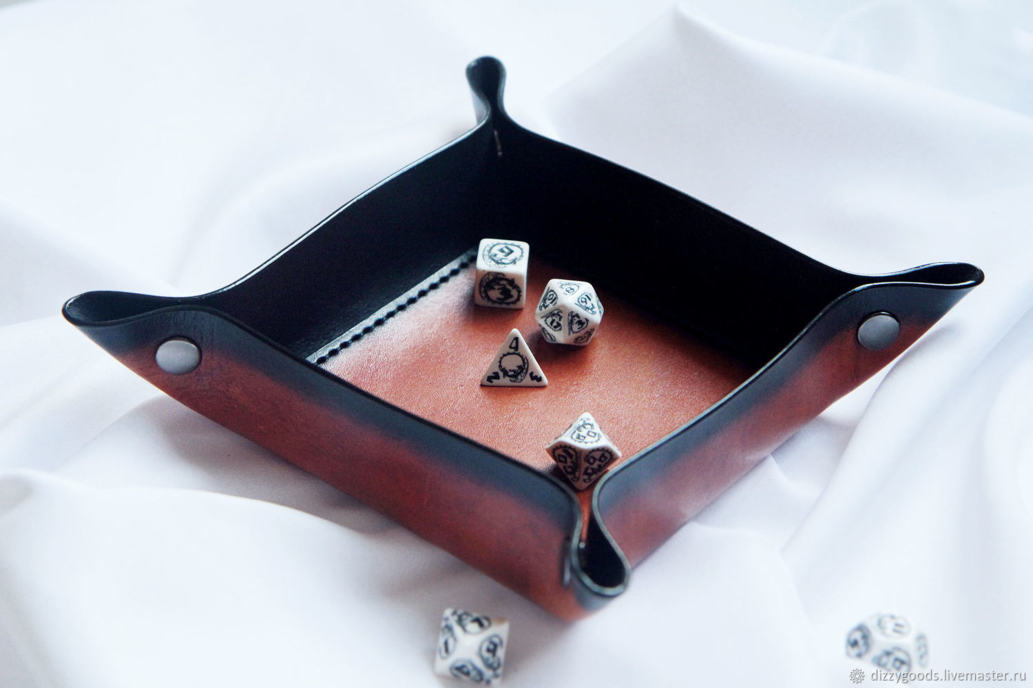 Арена для кубиков dnd Dice tray из кожи коричневая бордовая купить в  интернет-магазине Ярмарка Мастеров по цене 3400 ₽ – Q0F4KRU | Настольные  игры, Москва - доставка по России