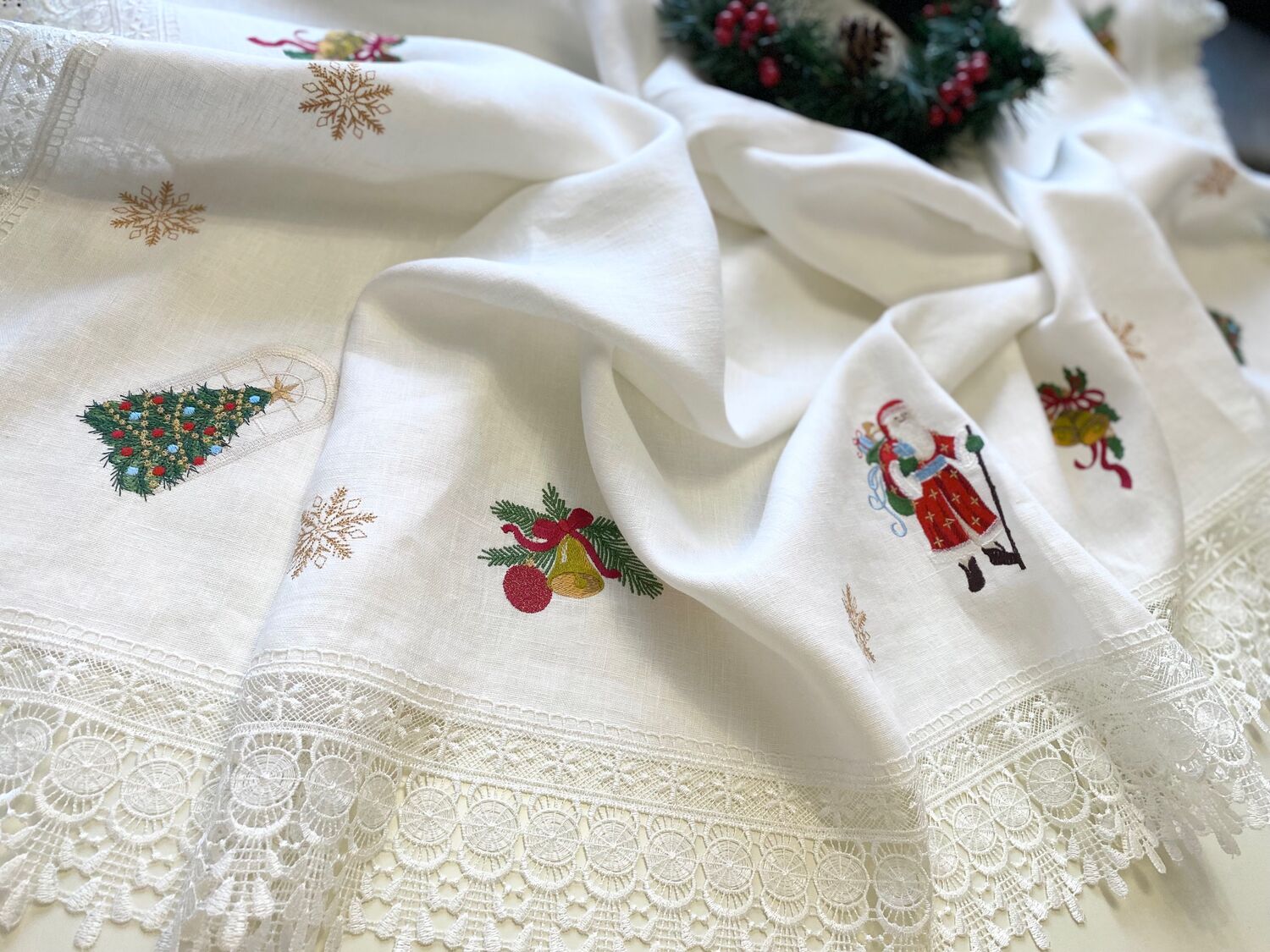 Новогодняя льняная скатерть с вышивкой и кружевом купить в интернет ...