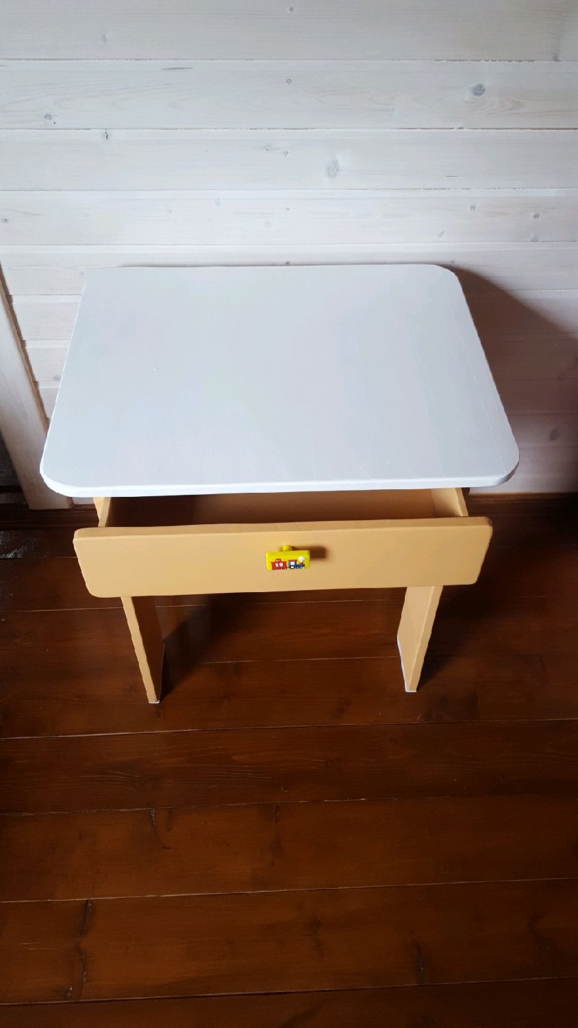 Детский стол с ящиками