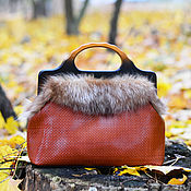 Сумки и аксессуары handmade. Livemaster - original item Bag valise lisichkina autumn leather with Fox fur with a wooden lock. Handmade.