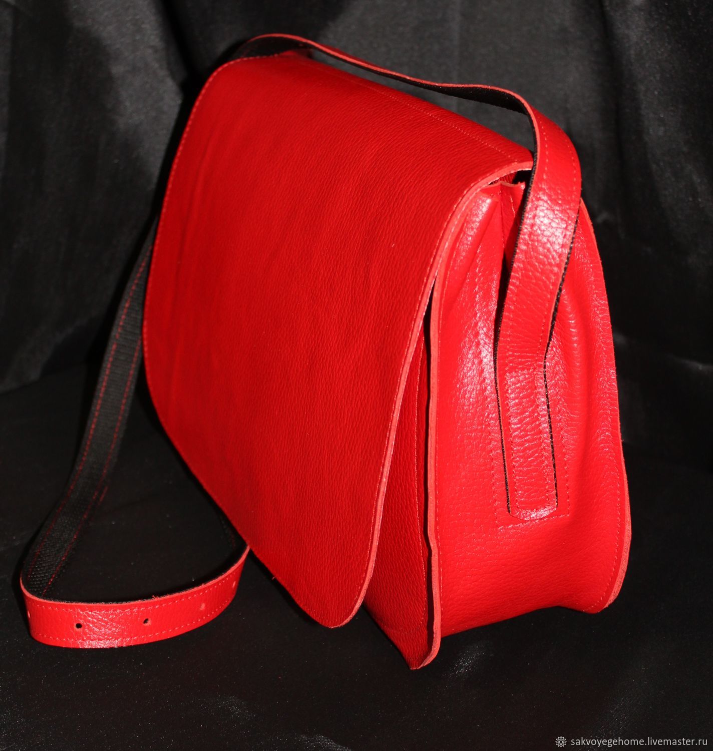 Маленькая красная сумка