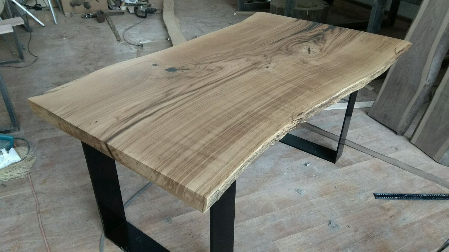 обработка деревянного стола на улице
