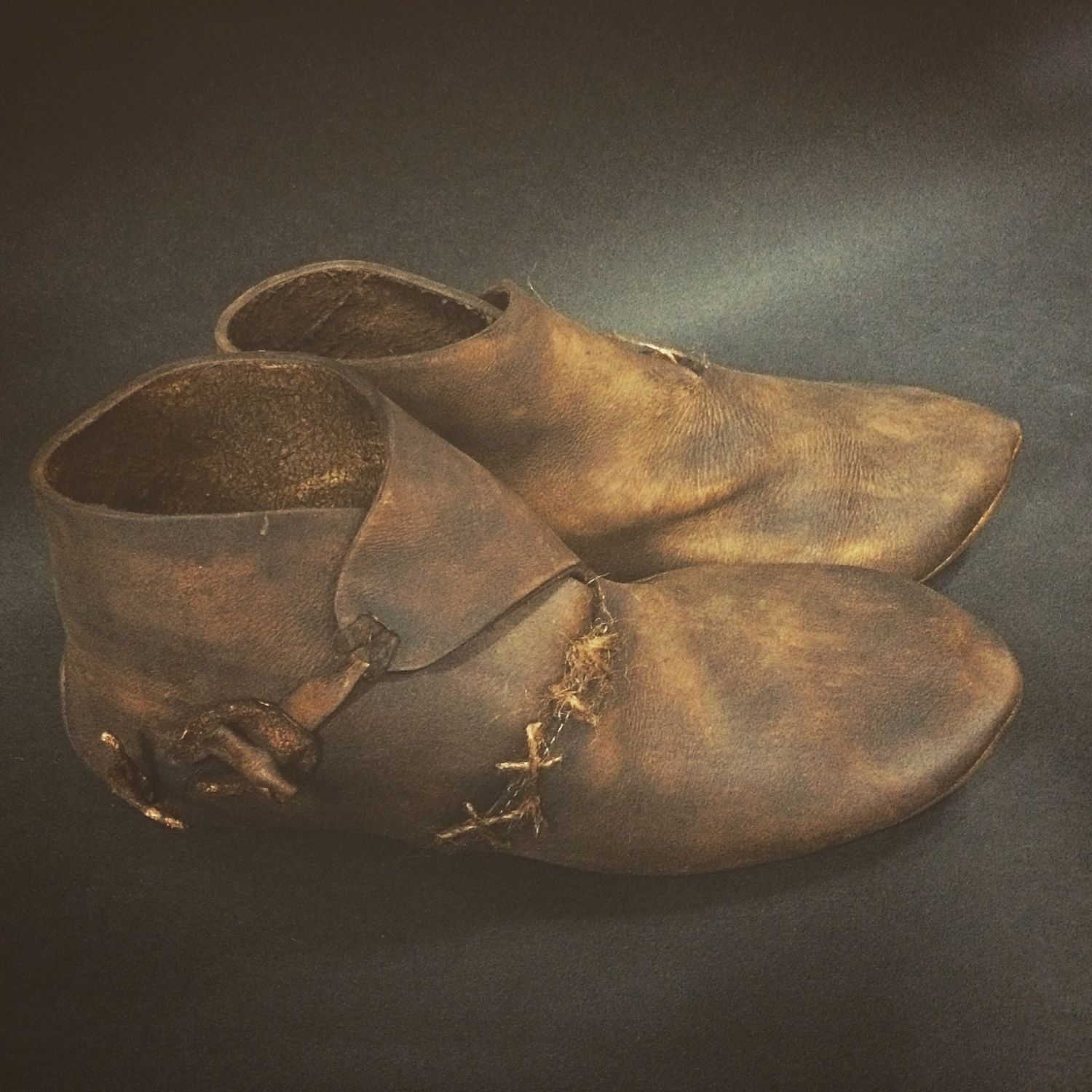 Средневековые туфли. Чопины Средневековая обувь. Обувь бедняков средневековье. Средневековые ботинки из кожи. Кожаная обувь средневековья.