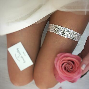 Подвязка невесты в виде цветка свадебная кружевная на ногу