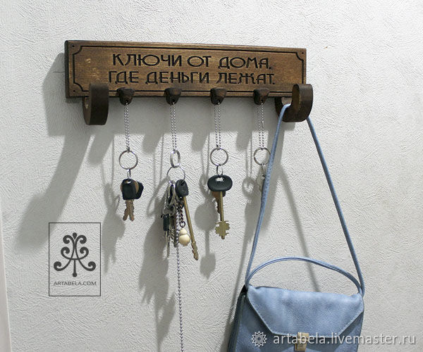 Ключница деревянная с брелками в интернет-магазине Ярмарка Мастеров по ...
