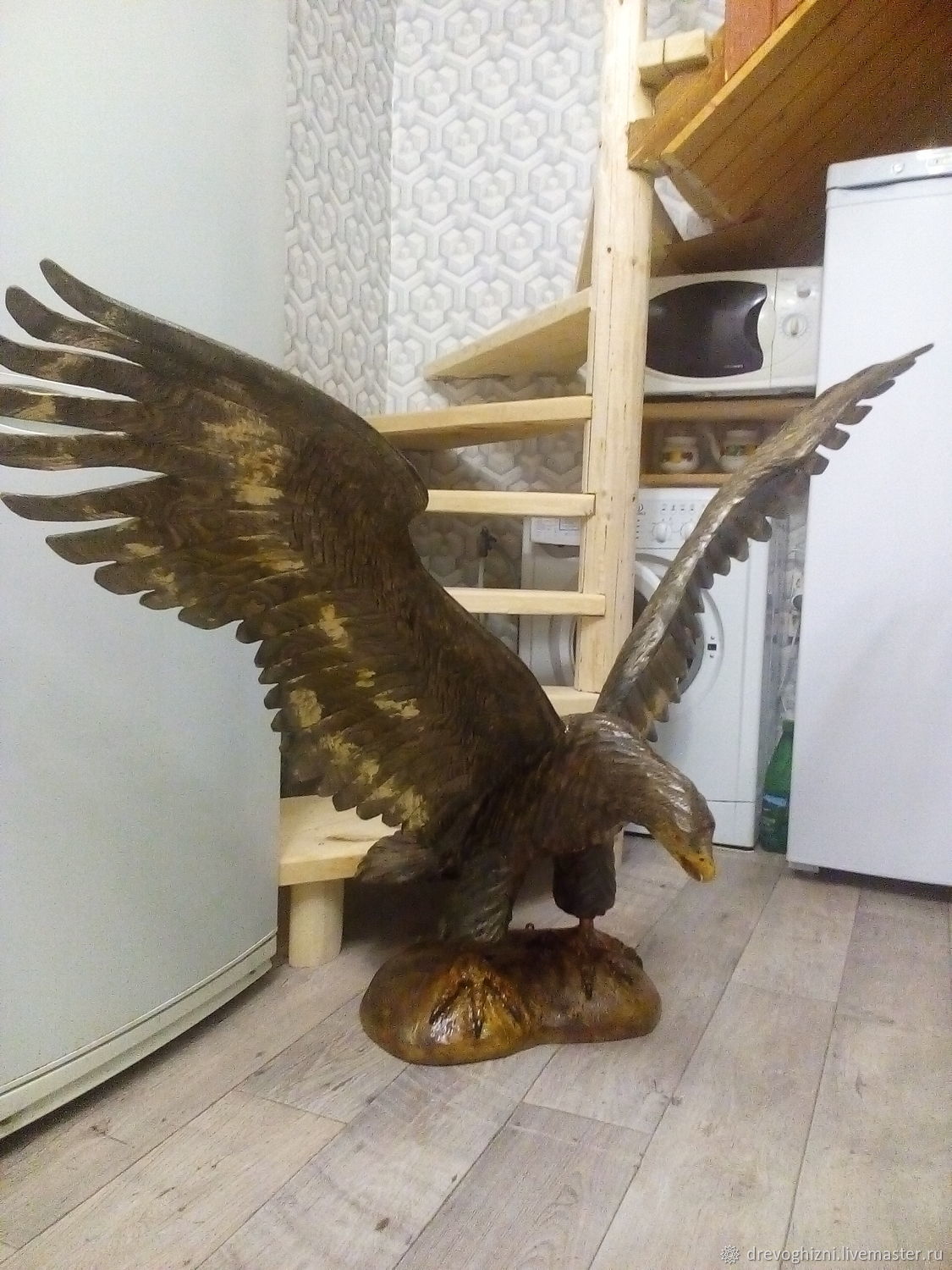 Ручной орел купить. Скульптура орла из дерева. Резьба по дереву Орел. Фигурка орла из дерева. Орел деревянный резной.