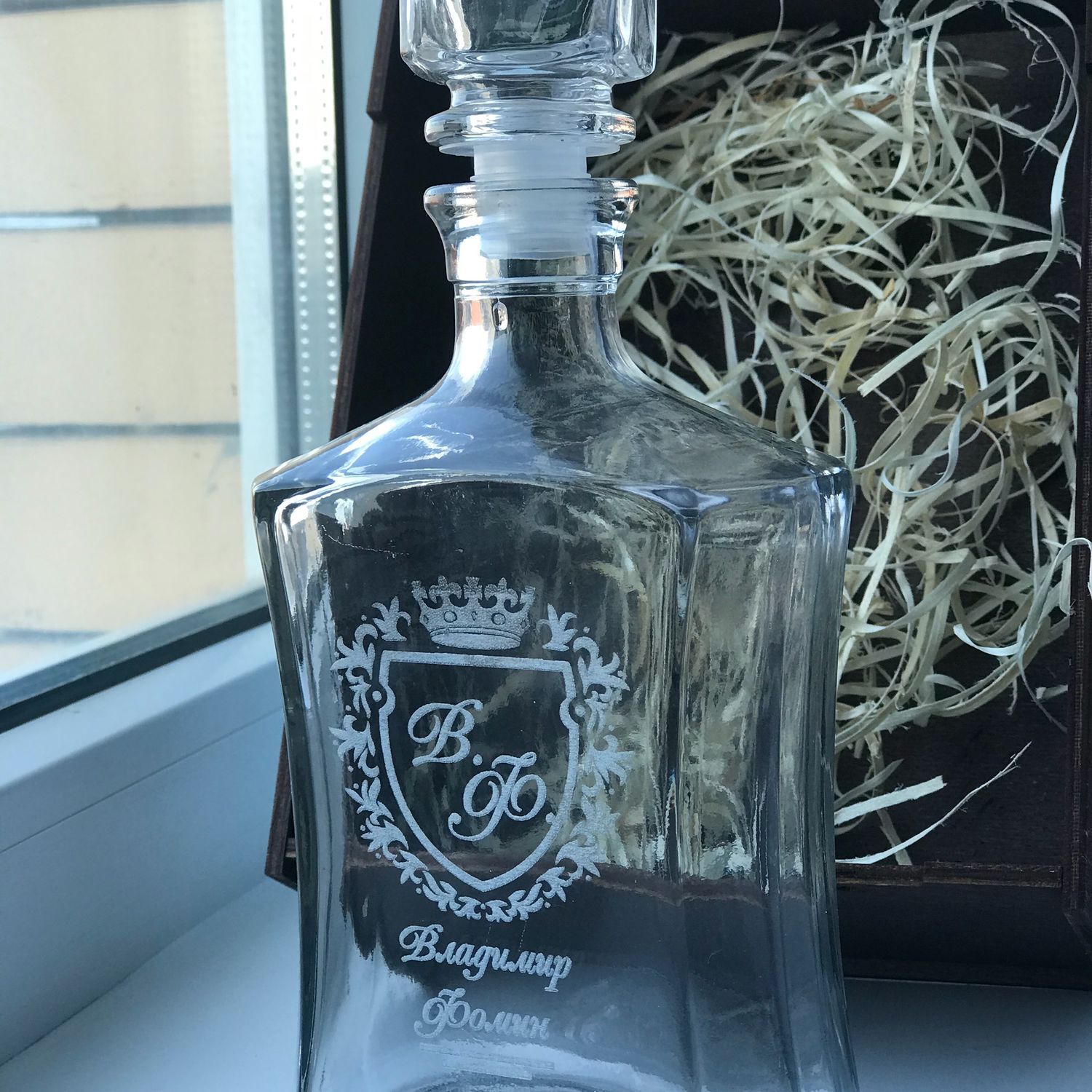 гравировка на бутылке. гравировка на графине. гравировка графина. графин с именной гравировкой. штофы для алкогольных напитков.