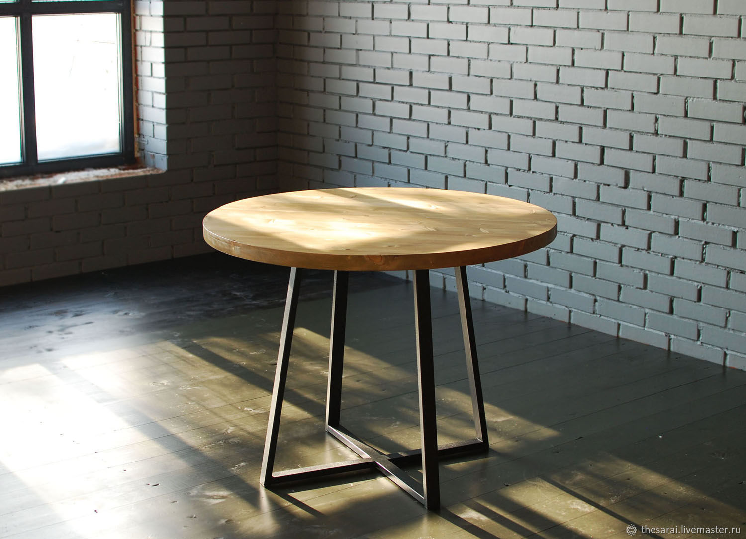 Round plus. Круглый стол в стиле лофт. Круглый обеденный стол в стиле лофт. Круглый столик в стиле лофт. Стол в стиле лофт круглый раскладной.
