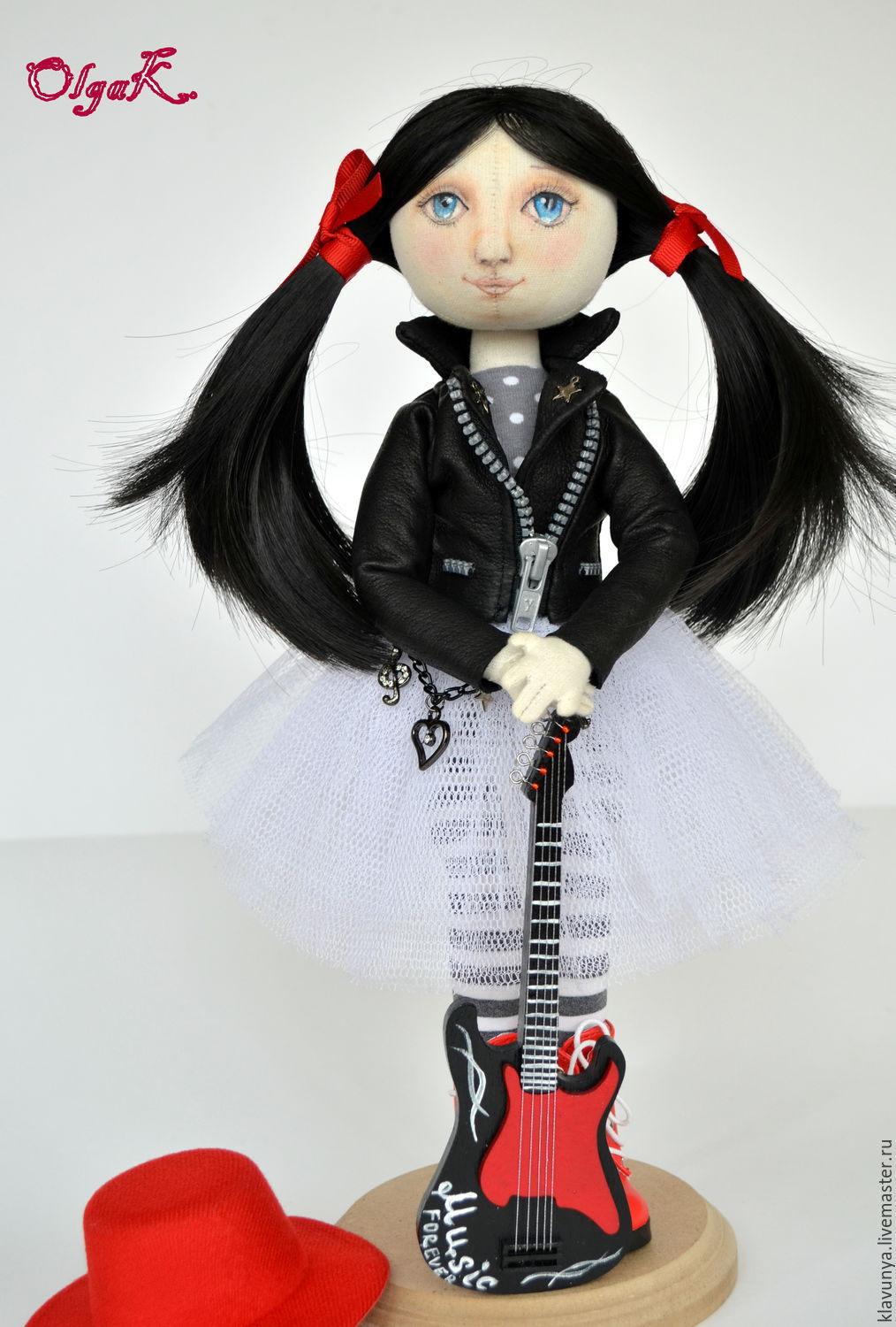 Музыка куколок. Интерьерная кукла рокер. Кукла рокерша текстильная. Кукла марионетка рокер. Кукла рокерша с гитарой.