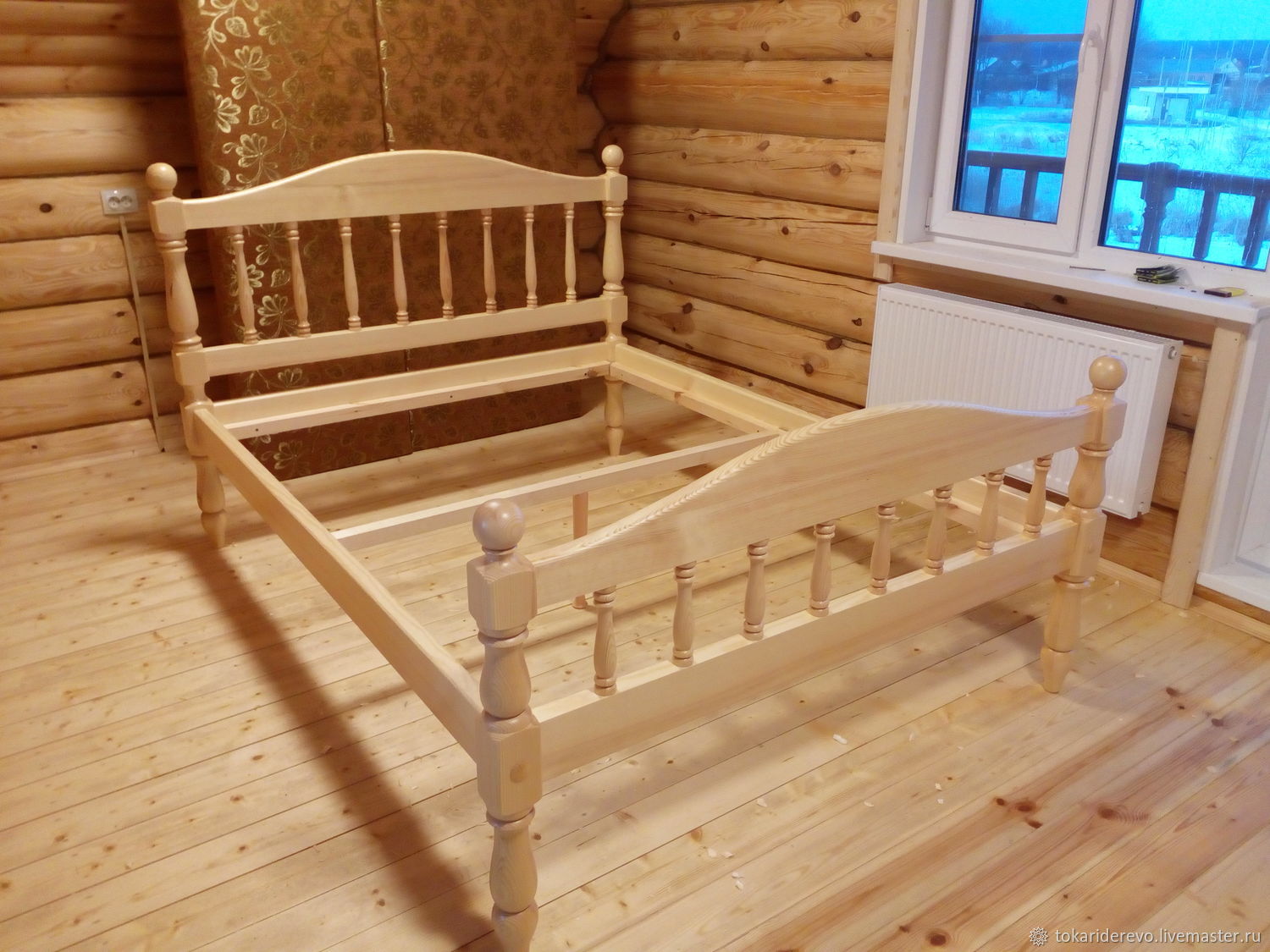 Деревянная кровать с балясинами