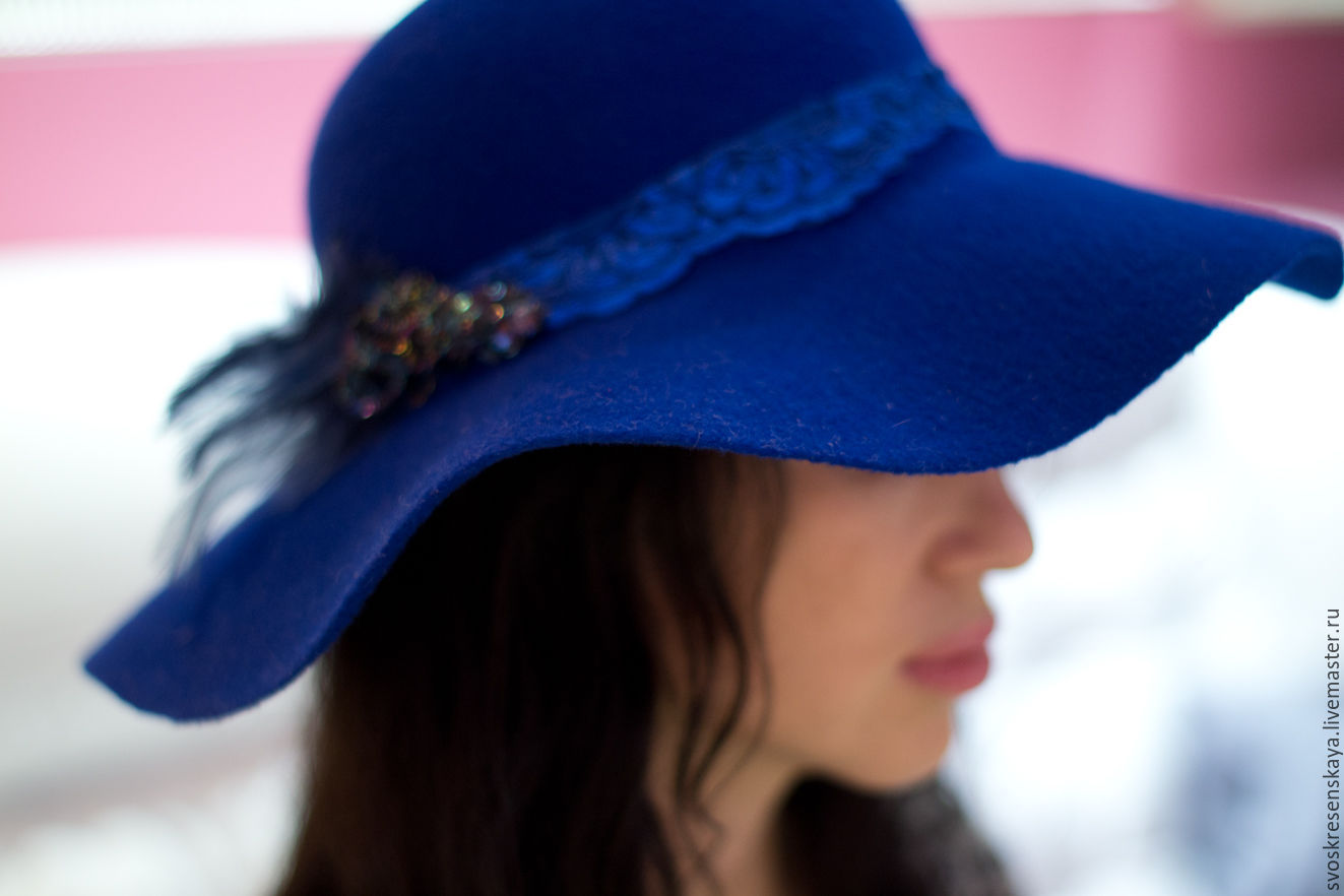 Шляпа синего цвета. Голубая шляпа. Синяя шляпка. Девушка в синей шляпе. Голубая шляпка женская.