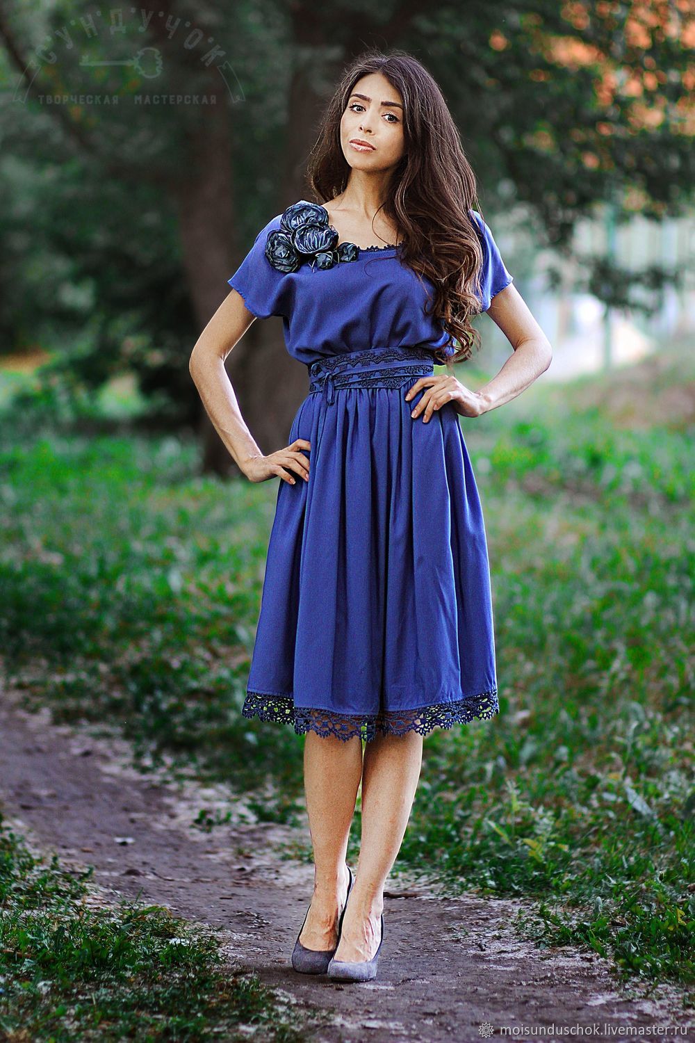 Темно синее платье с цветами