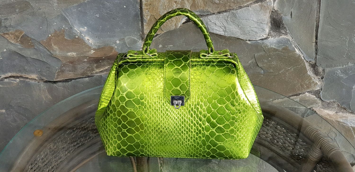 Зелёные сумки из змеиной кожи