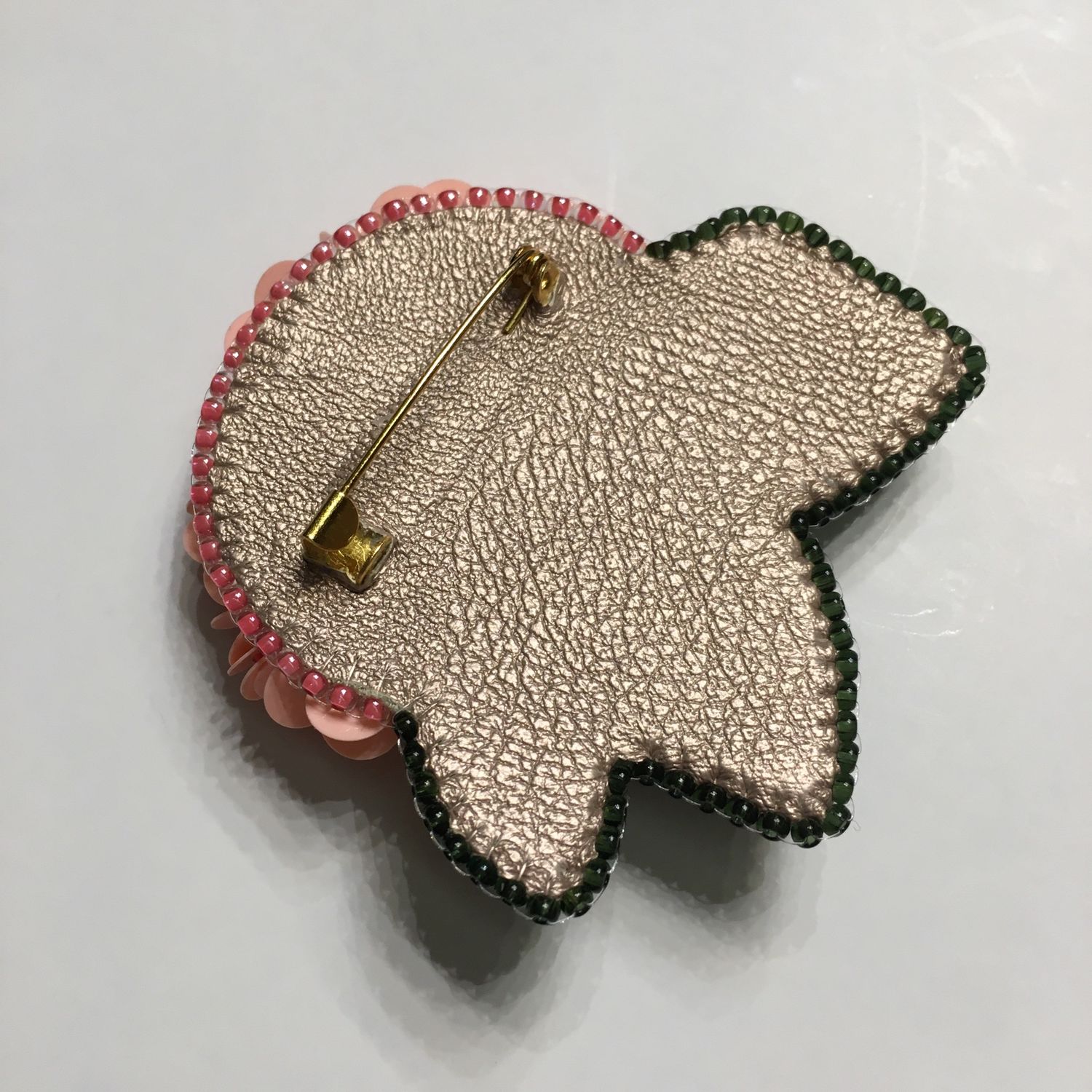 Брошь из бисера и пайеток – заказать на Ярмарке Мастеров – KDB0KRU ...