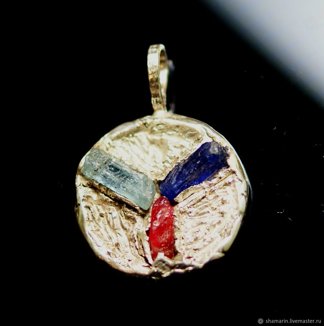 Медальон с натуральными камнями: рубин, сапфир и аквамарин