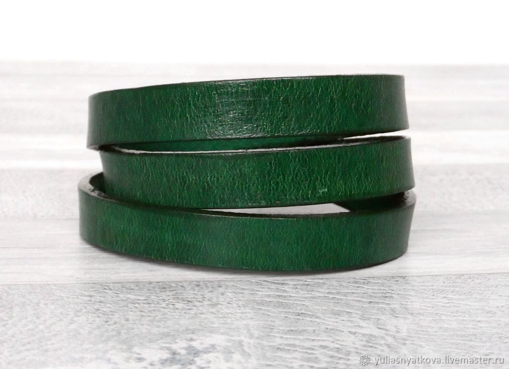 Зеленый кожаный браслет в три оборота