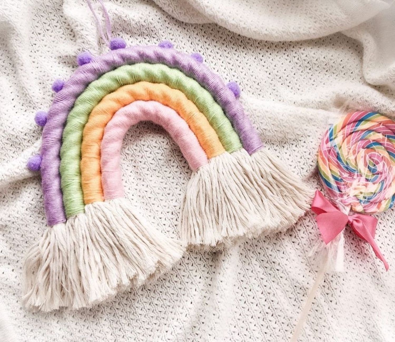 декор радуга на стену. интерьерная радуга. интерьерная радуга. Rainbow wallpaper in room. интерьерная радуга.