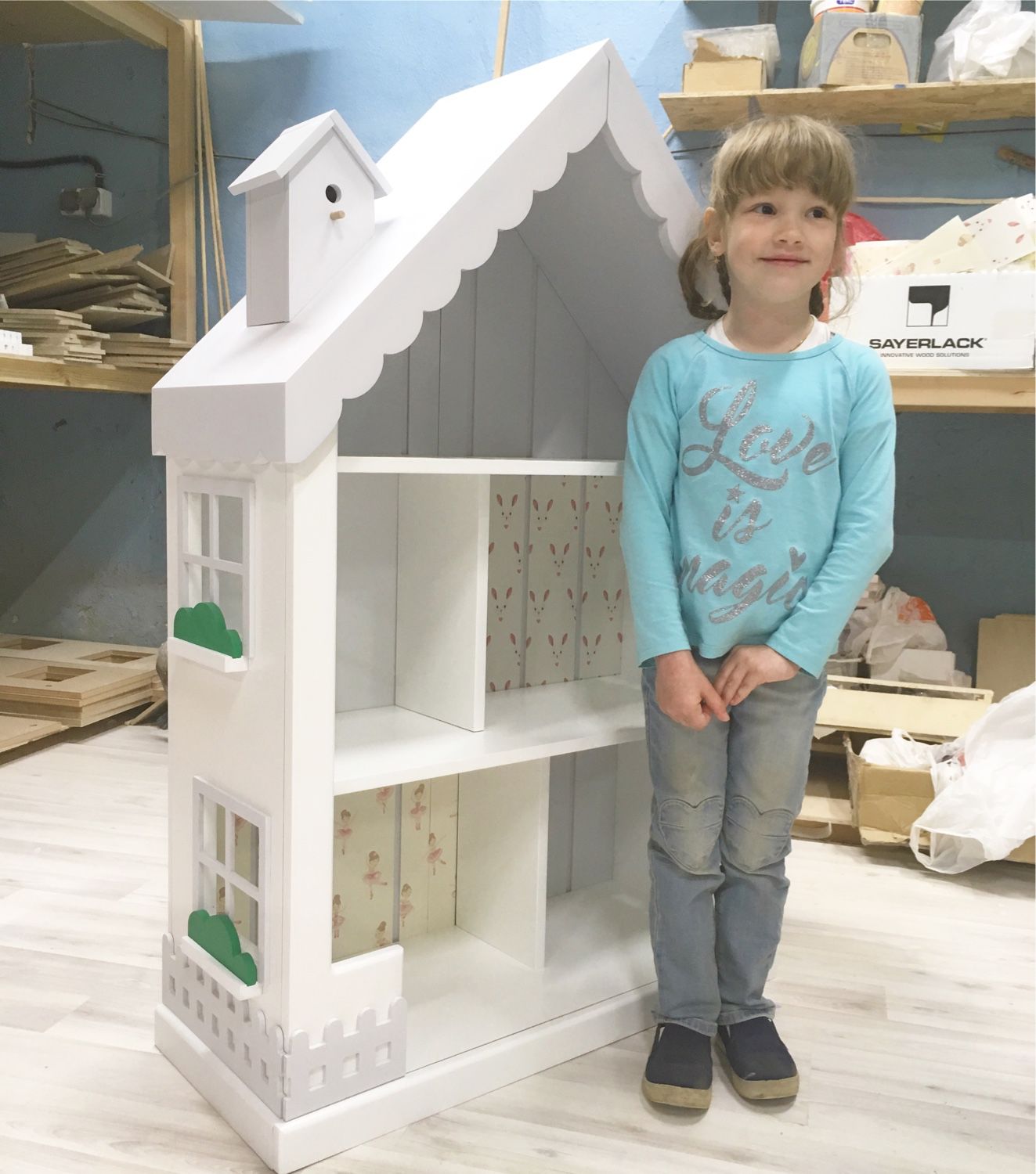 Стеллажи в виде домиков: удобное хранение игрушек и кукол в детской комнате