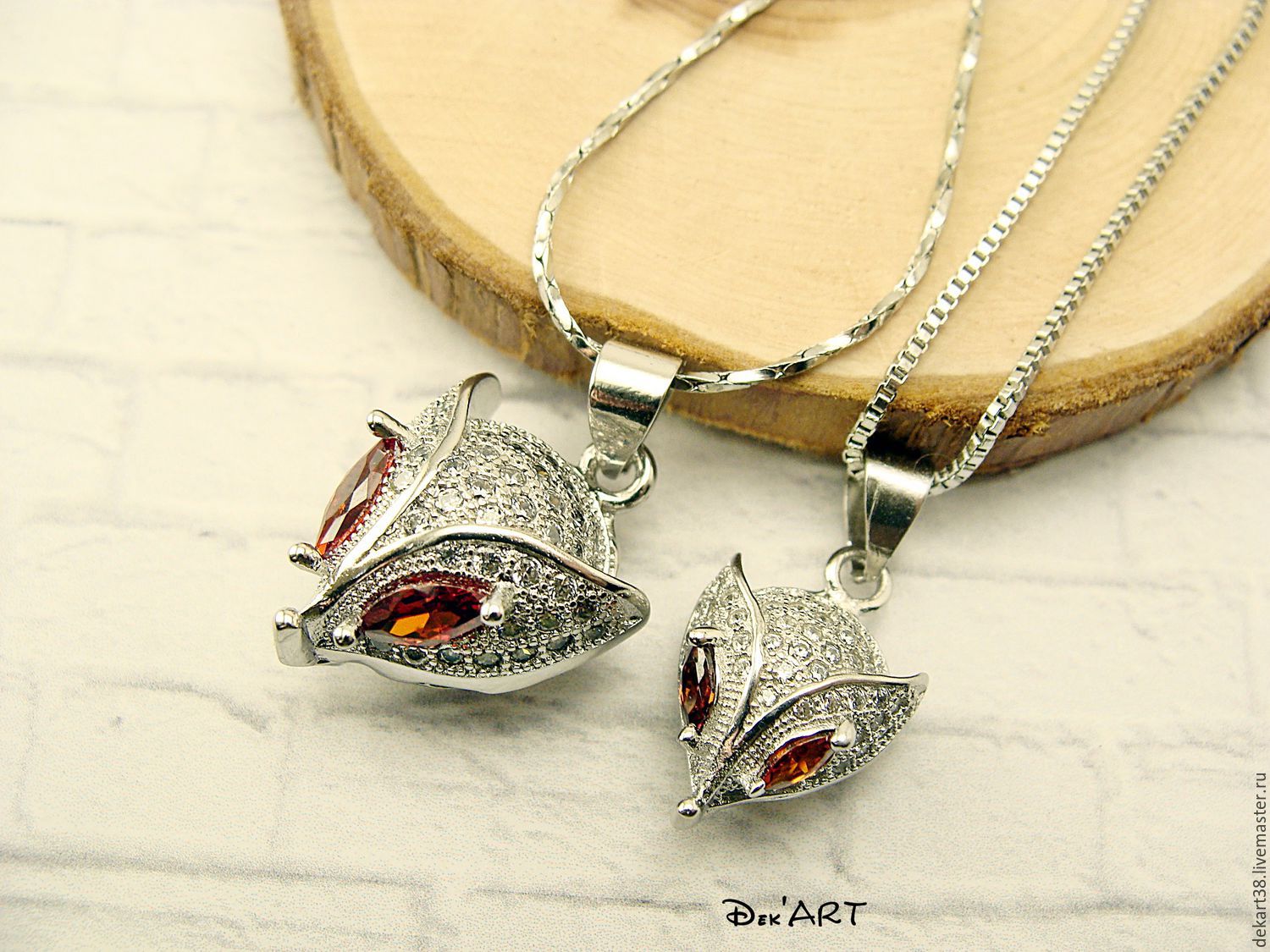 украшение в виде лепестка клевера.