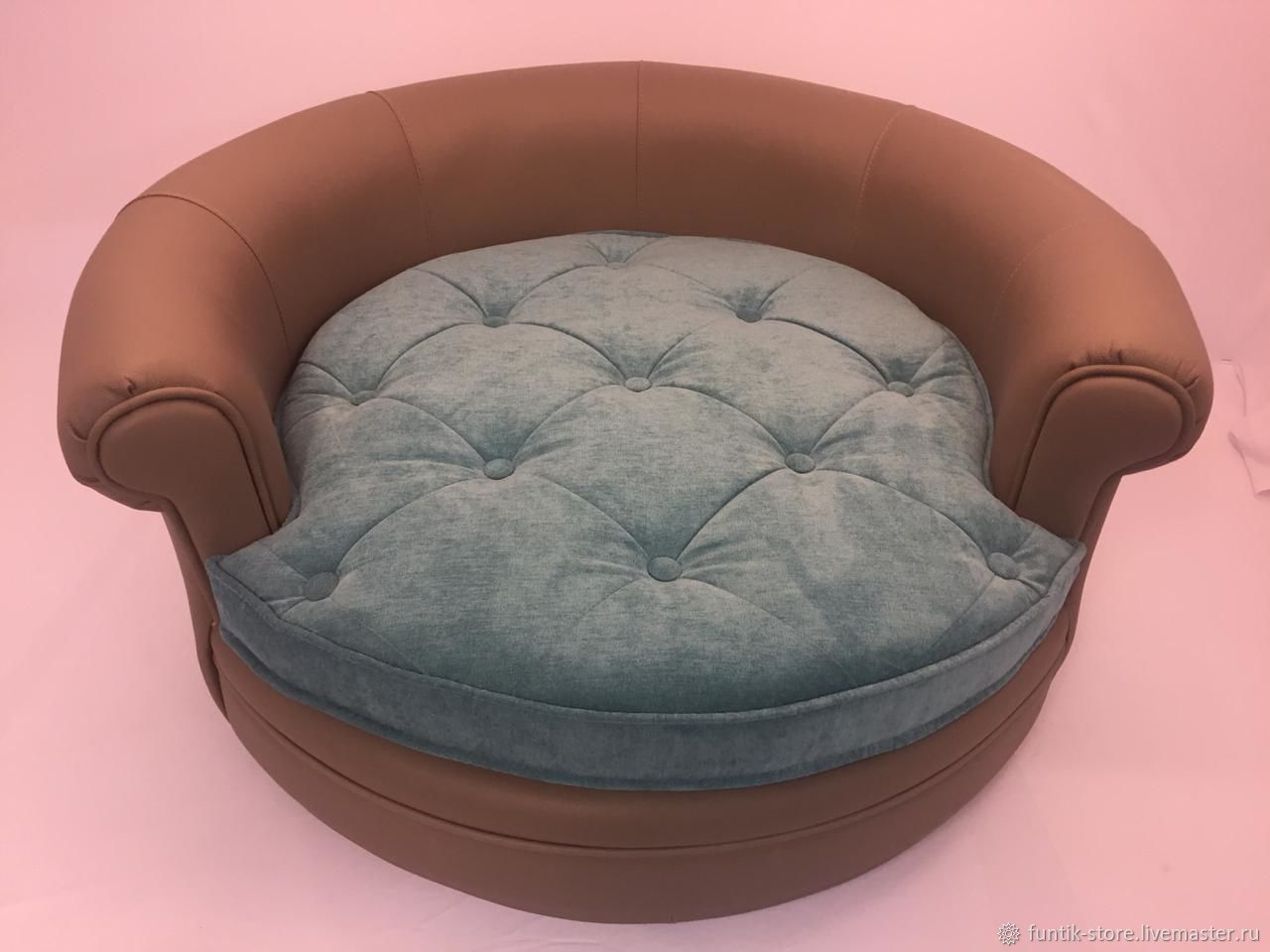 Маленький диван для кошки