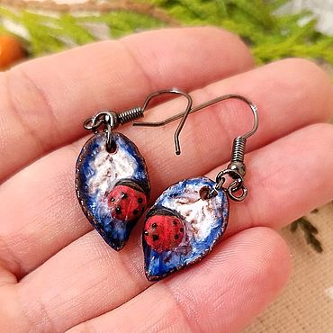 Серьги керамические "Божьи коровки - зима". Покрыты глазурью. . Украшения ручной работы - Ярмарка Мастеров Украшения ручной работы. Ярмарка Мастеров - ручная работа Серьги керамические "Божьи коровки - зима". Покрыты глазурью. Handmade.