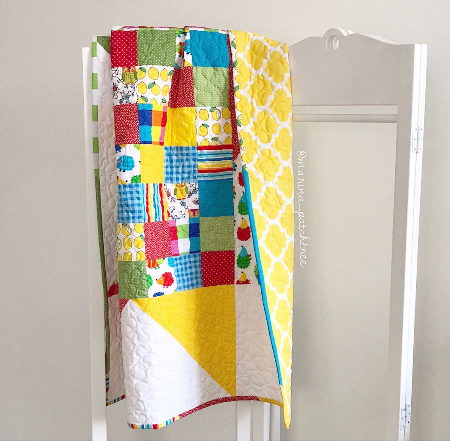 утро в постели эстетика. утреннее пробуждение. лучи солнца на постели. книга на кровати эстетика. окно вечер.