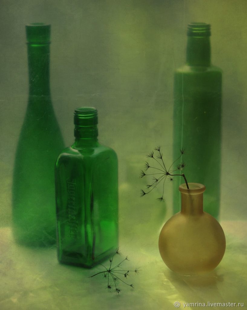 5 предметов зеленого цвета. Необычный натюрморт. Натюрморт с бутылкой. Натюрморт в зеленых тонах. Натюрморт с зеленой бутылкой.