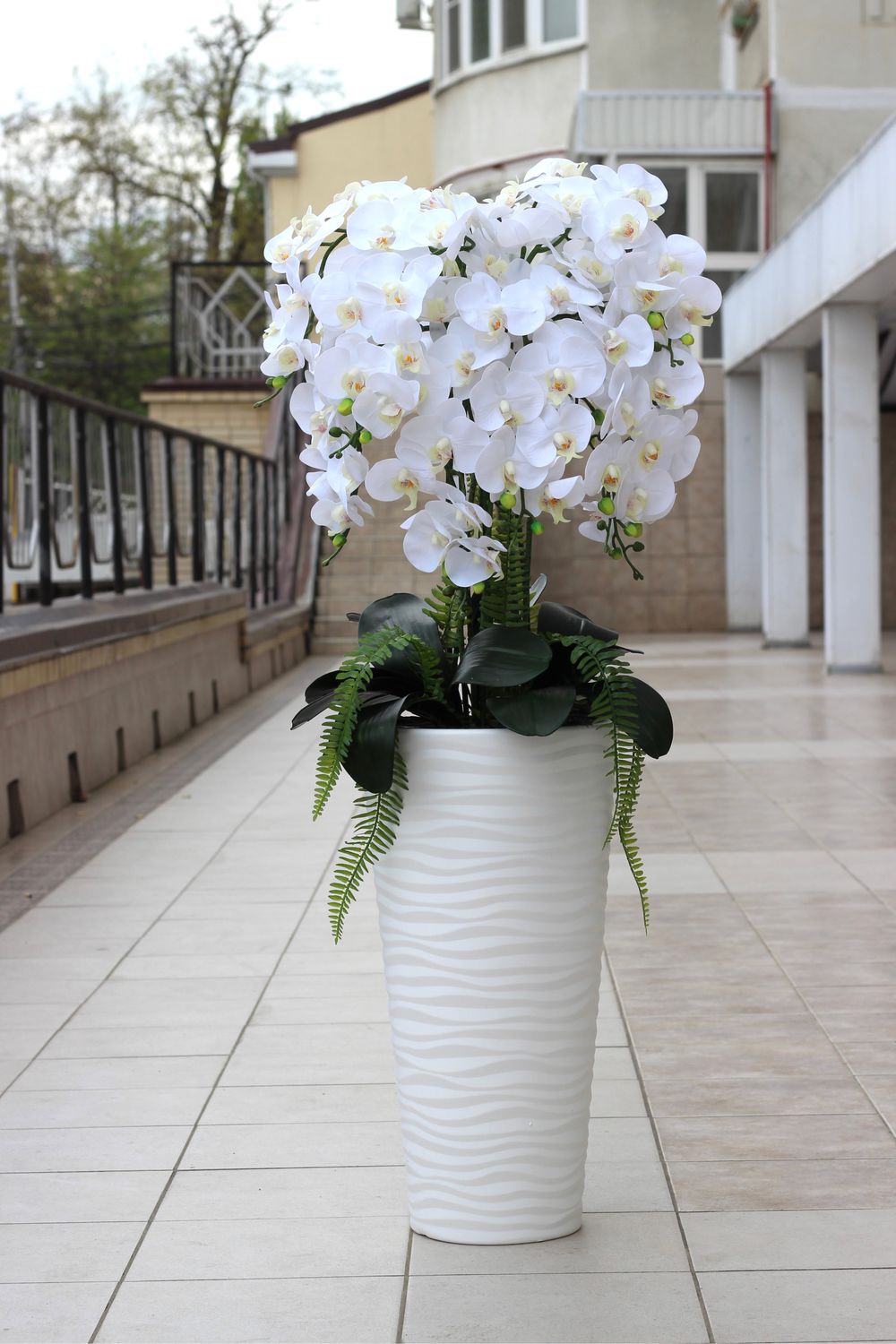 I-015. Композиция из искусственных цветов ярких орхидей фаленопсис.