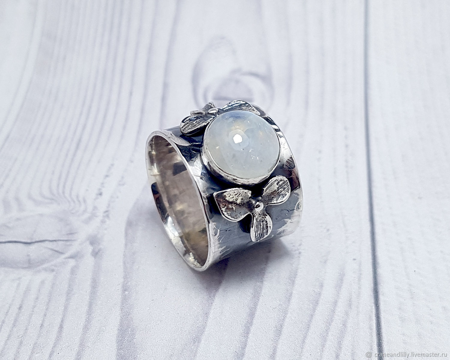 Кольца в озерах. Серебряное кольцо с лунным камнем. Кольцо с лунным камнем в серебре. Необычное серебряное кольцо с лунным камнем. Кольцо с лунным камнем в серебре неординарное.