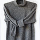 Knitted sweater with slits of tweed yarn