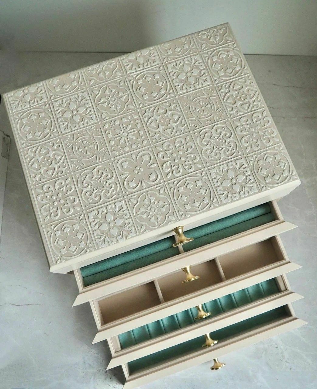 Покраска деревянного комода