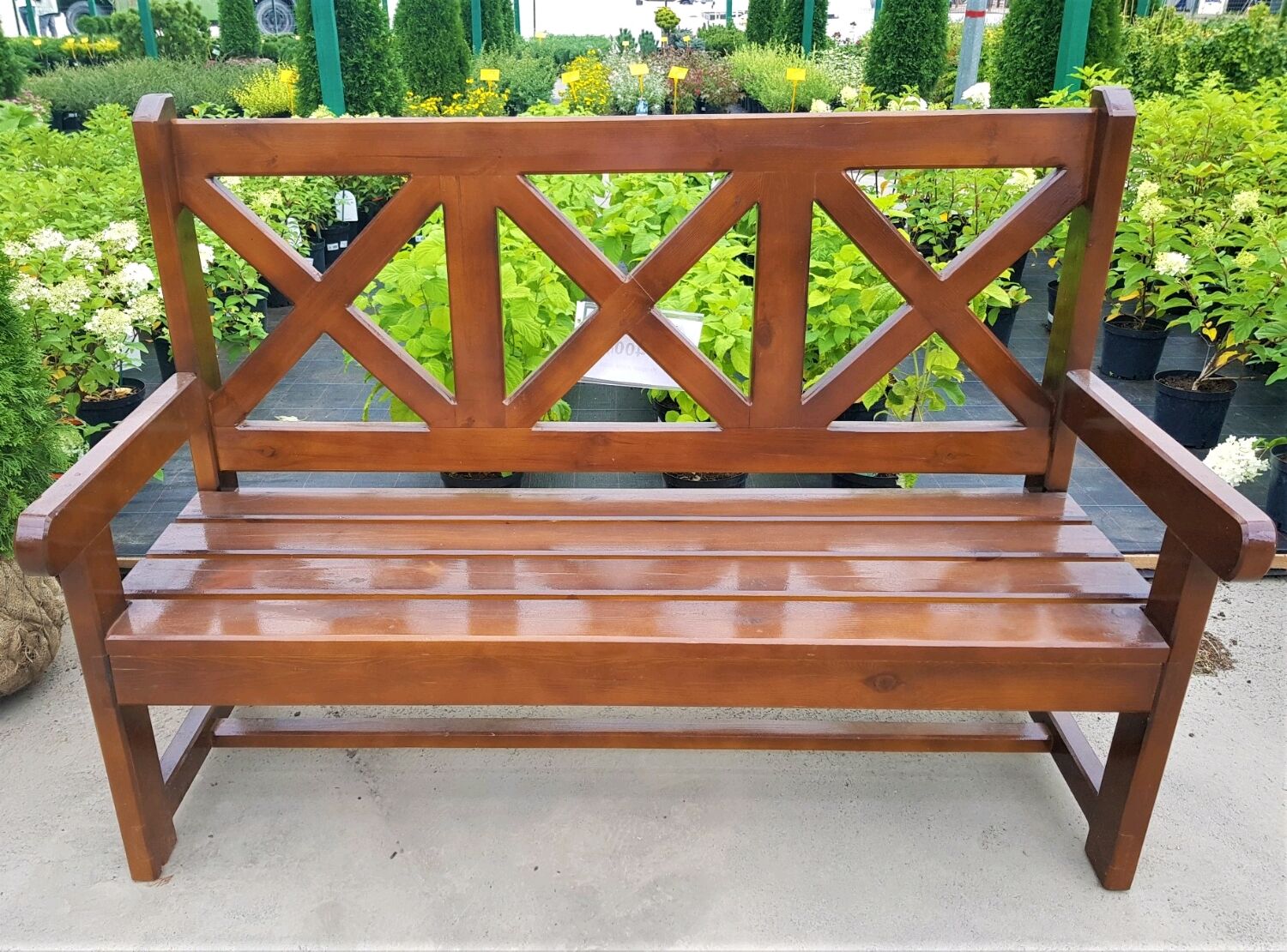Садовая скамейка из массива дерева