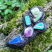 Brooch with malachite in skin