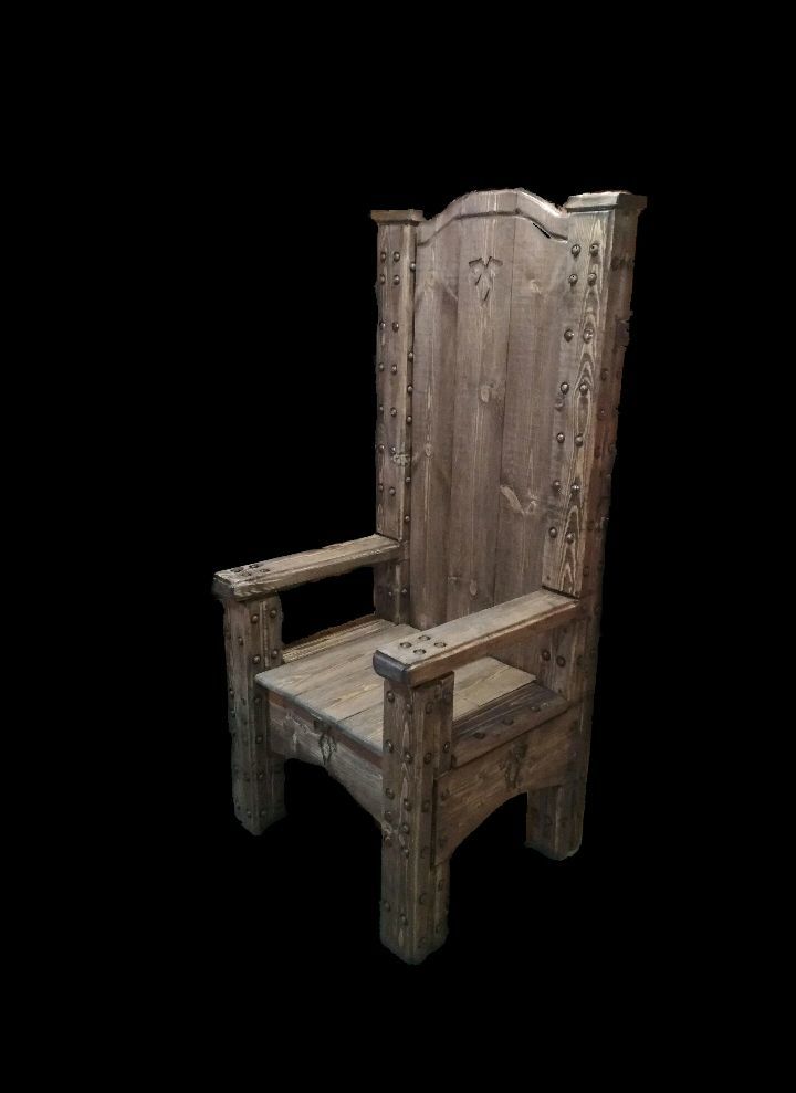 Почти трон из деревянных поддонов